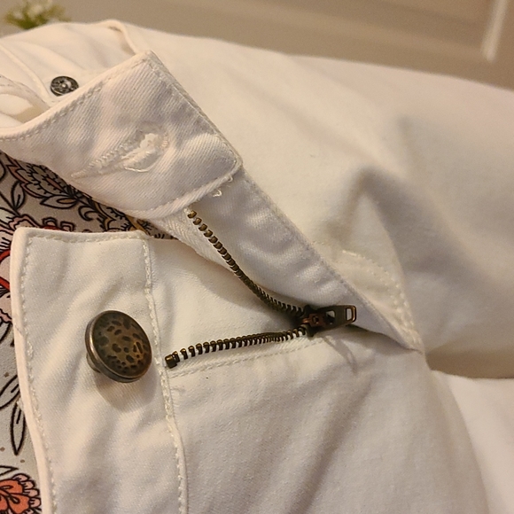 NWOT CAbi White Slimmie Jeans size 6 (3 pairs Available) - Picture 6 of 10
